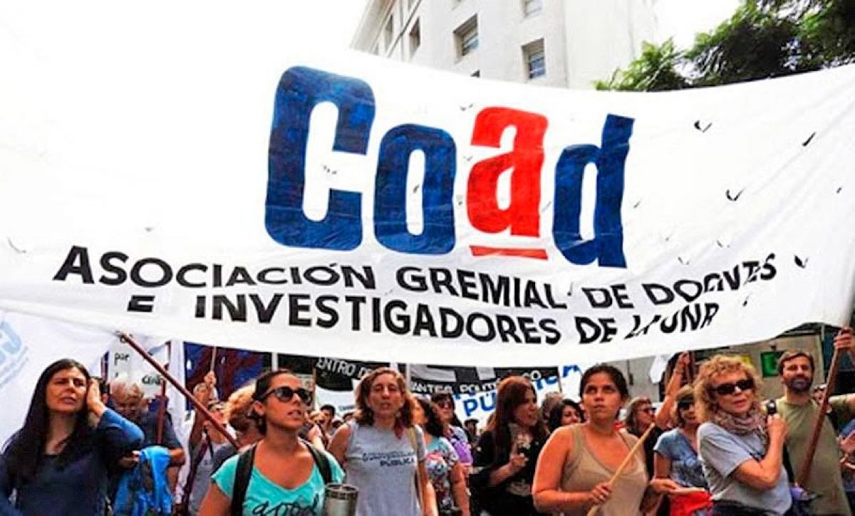 EscapeNoticias's tweet photo. Las universidades de todo el país van al paro durante 72 horas desde el miércoles. "Después de haber aprobado la Ley de #FinanciamientoUniversitario, el gobierno la transforma en letra muerta. No la cumple", dijo Federico Gayoso (@PachiGayoso), de #COAD Rosario https://t.co/jY4ypLGr8G