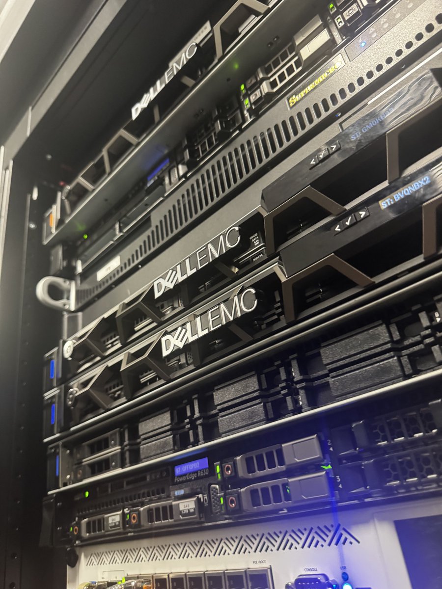 NolanMetayer's tweet image. Nouveau client en Housing aujourd’hui 🚀
Plusieurs serveurs DELL 512 GB RAM / Xeon Gold viennent de rejoindre notre datacenter Equinix PA5 à Paris 🇫🇷

Bienvenue à @OneHeberge 🤝 

#Hosting #Datacenter #Dell