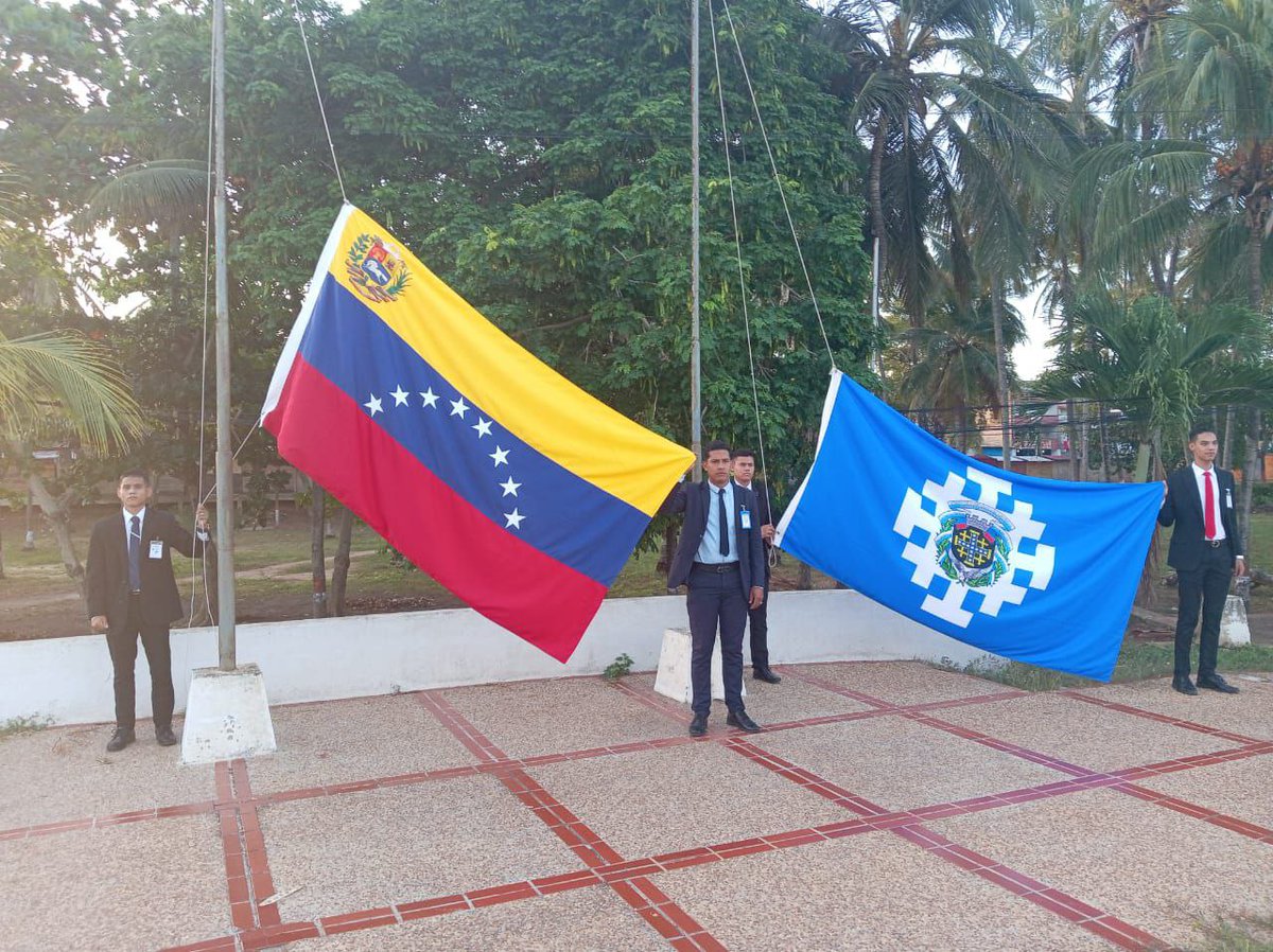 Cicpc294's tweet image. Izamiento de Banderas y entonación de los Himnos Nacional e Institucional.

Gerentes y talento humano adscritos a la Delegación Municipal Puerto rindieron honores a los símbolos patrios. #Cicpc