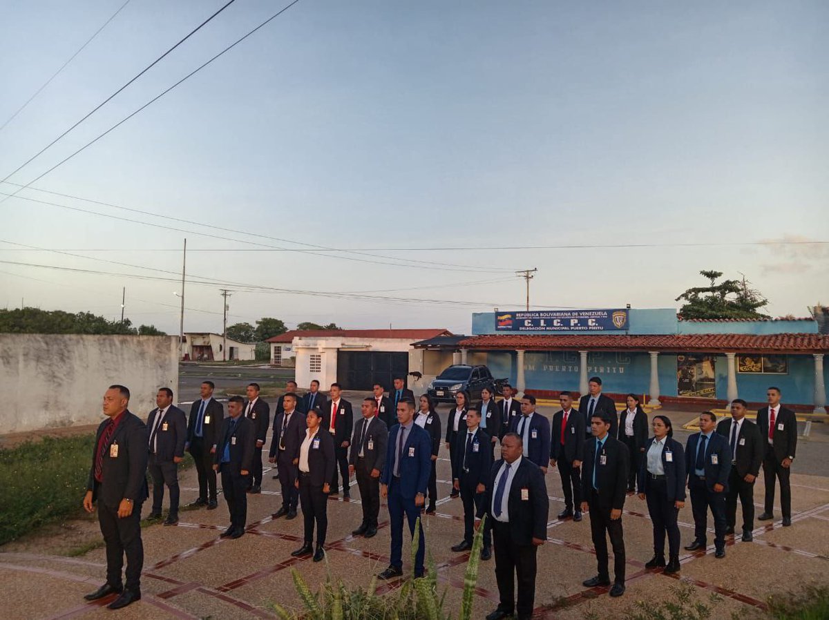 Cicpc294's tweet image. Izamiento de Banderas y entonación de los Himnos Nacional e Institucional.

Gerentes y talento humano adscritos a la Delegación Municipal Puerto rindieron honores a los símbolos patrios. #Cicpc