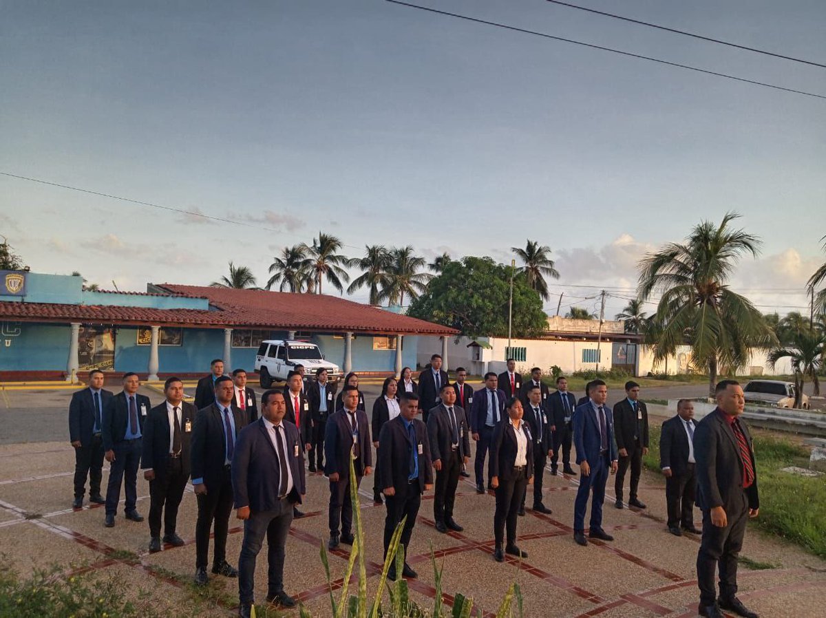 Cicpc294's tweet image. Izamiento de Banderas y entonación de los Himnos Nacional e Institucional.

Gerentes y talento humano adscritos a la Delegación Municipal Puerto rindieron honores a los símbolos patrios. #Cicpc