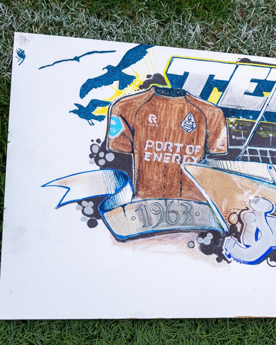 telstar1963nv's tweet image. 𝐖𝐀𝐔𝐖! 🤩

Marcel heeft dit prachtige ontwerp gemaakt en hiermee Painting Our Future gewonnen. Vorige week ontvingen hij en zijn familie een door de selectie gesigneerd uitshirt, gefeliciteerd! 🤍

#WitteLeeuwen #Paintingourfuture