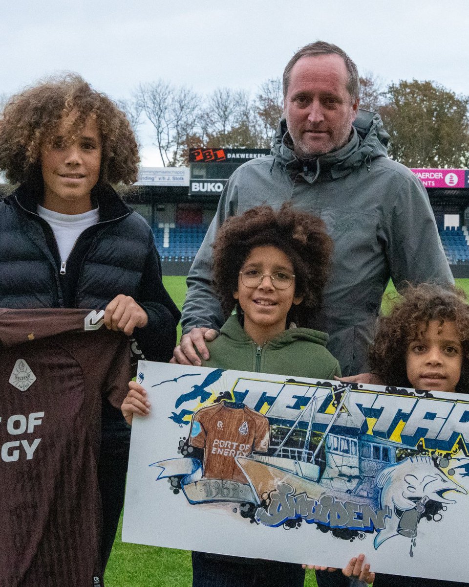 telstar1963nv's tweet image. 𝐖𝐀𝐔𝐖! 🤩

Marcel heeft dit prachtige ontwerp gemaakt en hiermee Painting Our Future gewonnen. Vorige week ontvingen hij en zijn familie een door de selectie gesigneerd uitshirt, gefeliciteerd! 🤍

#WitteLeeuwen #Paintingourfuture