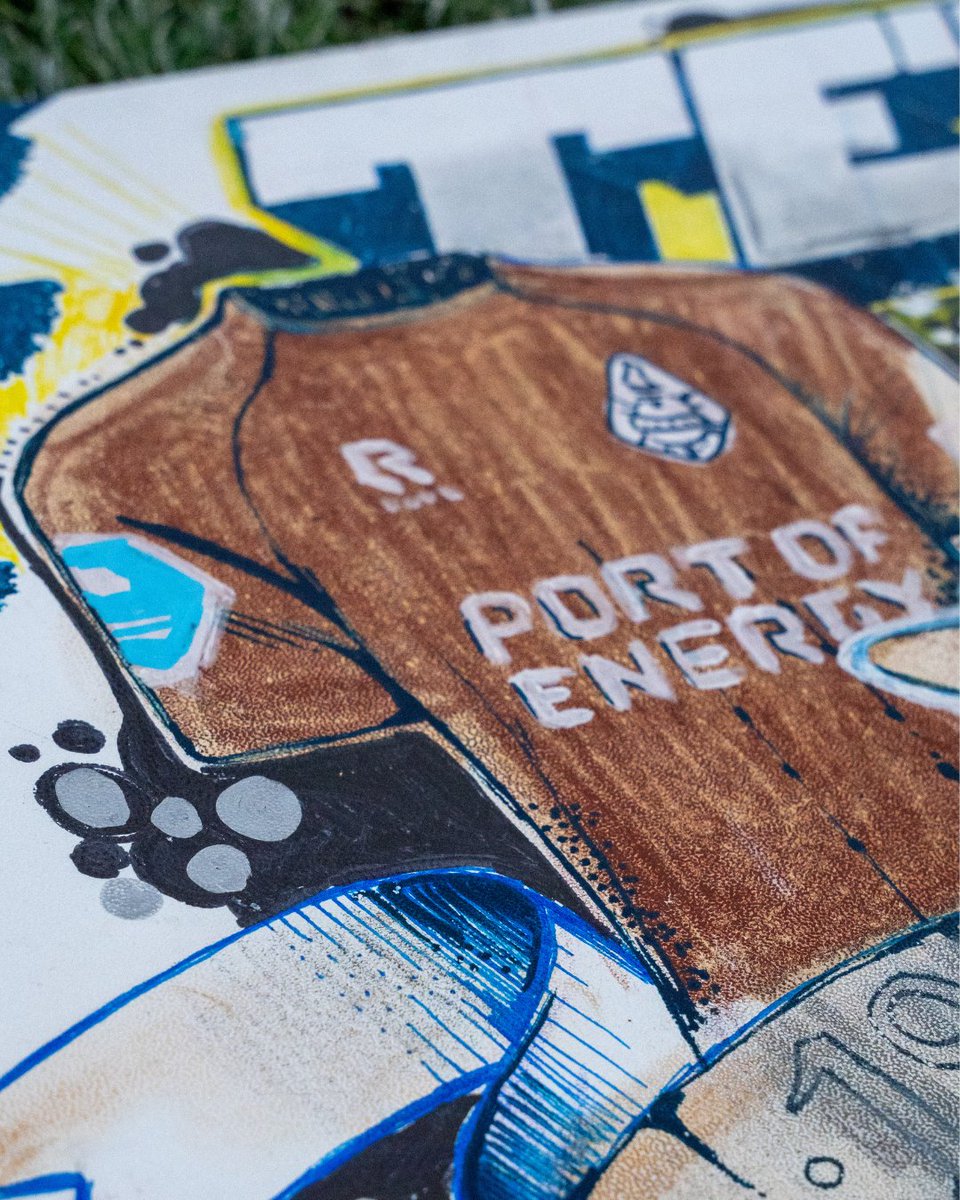 telstar1963nv's tweet image. 𝐖𝐀𝐔𝐖! 🤩

Marcel heeft dit prachtige ontwerp gemaakt en hiermee Painting Our Future gewonnen. Vorige week ontvingen hij en zijn familie een door de selectie gesigneerd uitshirt, gefeliciteerd! 🤍

#WitteLeeuwen #Paintingourfuture