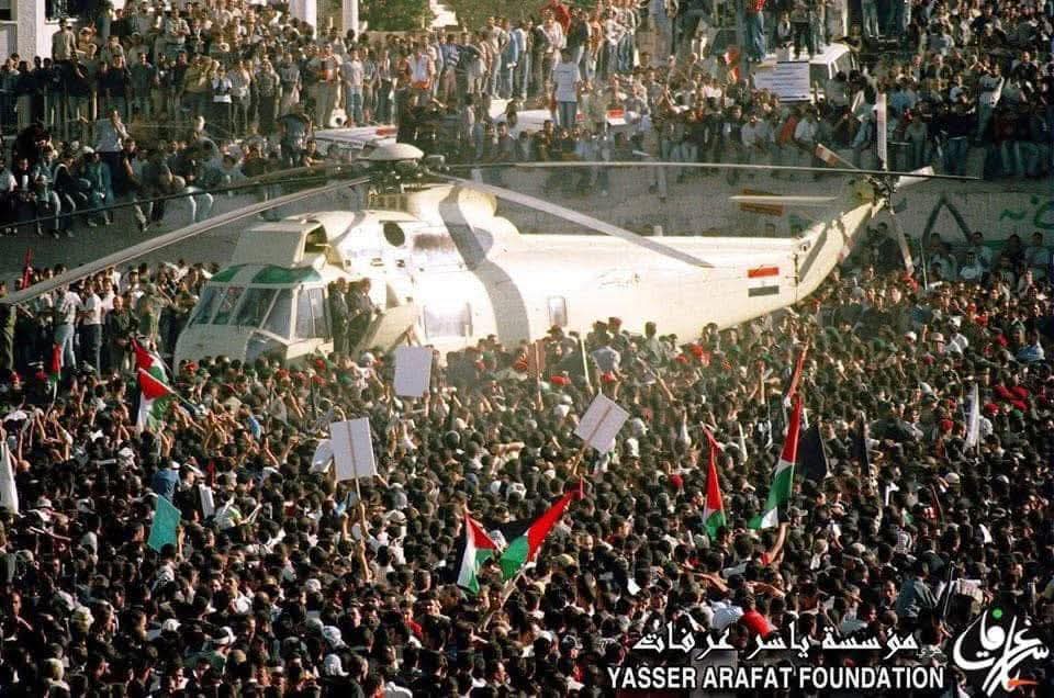 يقوﻝ ﺭئيس ﺍﻟﻤﺨﺎﺑﺮﺍﺕ ﺍﻟﻤﺼﺮﻳﺔ السابق ﻋﻤﺮ ﺳﻠﻴﻤﺎﻥ:

ﻟﻢ ﺃﺭَ ﻣﺸﻬﺪﺍً ﻛﻬﺬﺍ ﻓﻲ ﺣﻴﺎﺗﻲ ﺣﻴﻦ ﺣﻄﺖ ﺍﻟﻄﺎﺋﺮﺍﺕ ﺍﻟﻌﺴﻜﺮﻳﺔ ﻋﻠﻰ ﺃﺭﺽ ﺍﻟﻤﻘﺎﻃﻌﺔ ﻓﻲ ﺭﺍﻡ ﺍﻟﻠﻪ ﺭﺃﻳﻨﺎ ﺳﻴﻼً ﻣﻦ ﺍﻟﻨﺎﺱ ﻳﺘﺪﺍﻓﻌﻮﻥ