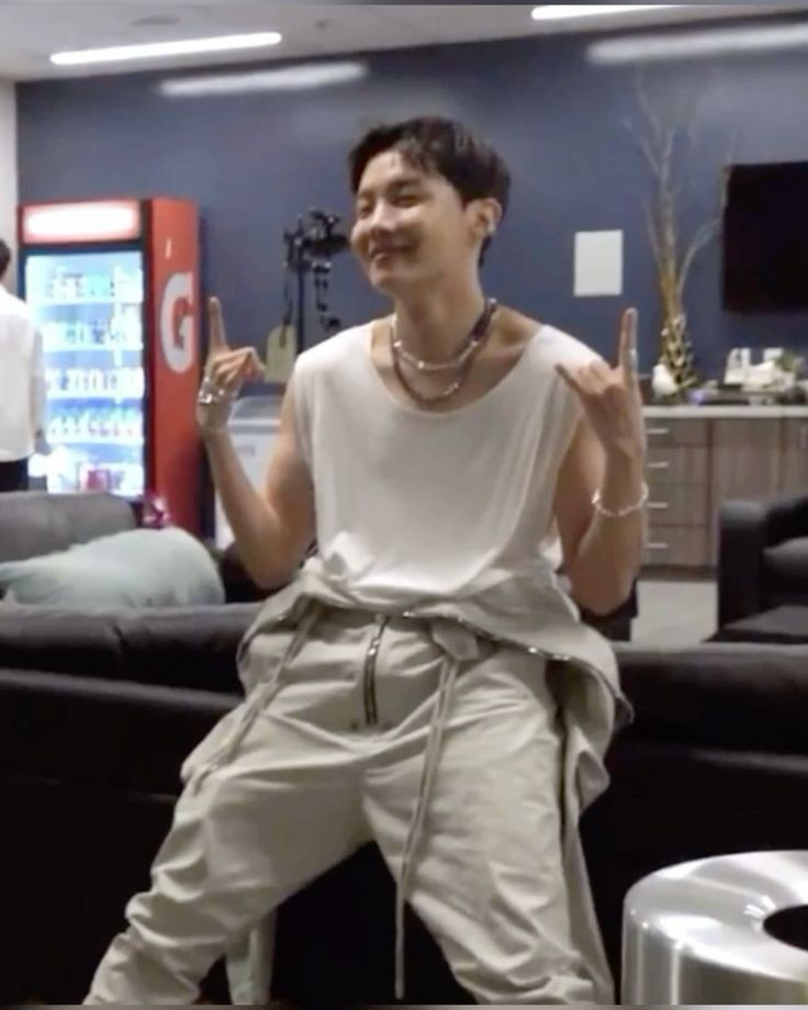 MMer_23's tweet photo. I am voting #jhope for #2025MAMAVOTE https://t.co/elcMssnQoI