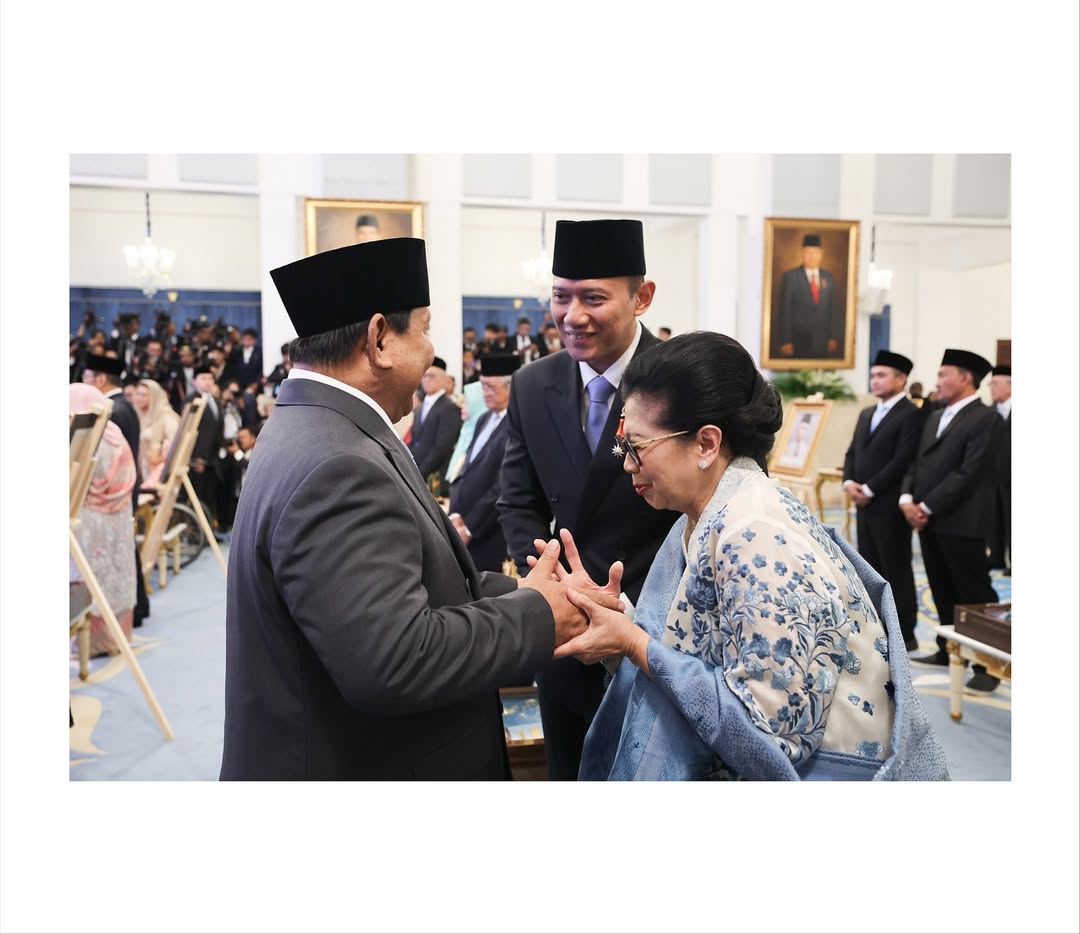AgusYudhoyono's tweet photo. Hari ini terasa begitu istimewa.
Saya mewakili keluarga besar menerima gelar Pahlawan Nasional bagi eyang kami tercinta, Jenderal TNI (Purn) Sarwo Edhie Wibowo, atau yang kami panggil Pak Ageng.

Beliau wafat pada 9 November 1989 dan dimakamkan tepat di Hari Pahlawan, seolah takdir menulis kisahnya sendiri: prajurit sejati yang berpulang di hari para pahlawan, kini dikenang kembali.

Kami menyampaikan terima kasih sebesar-besarnya kepada Presiden @prabowo Subianto atas penghargaan dan kehormatan ini, serta kepada seluruh rakyat Indonesia yang terus mengenang jasa beliau.

Saya selalu teringat pesan yang sering disampaikan almarhumah Ibu Ani Yudhoyono, ibu saya, yang juga putri beliau. Kata-kata Pak Ageng yang selalu beliau pegang:

“Selalu menegakkan kebenaran di atas jalan Tuhan.”

Sejak kecil, Pak Ageng adalah sumber inspirasi bagi saya. Beliau yang menanamkan semangat untuk menjadi tentara, dan dari beliau pula saya belajar bahwa pengabdian sejati bukan hanya kepada TNI, tetapi kepada bangsa dan negara. Yang terpenting adalah kontribusi dan nilai-nilai yang kita wariskan.

Terima kasih, Pak Ageng.
Pengabdianmu abadi. Inspirasimu hidup di setiap langkah kami.