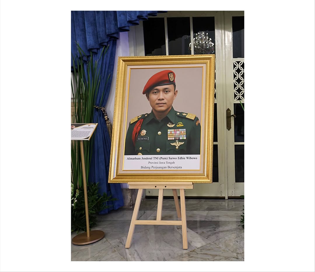 AgusYudhoyono's tweet photo. Hari ini terasa begitu istimewa.
Saya mewakili keluarga besar menerima gelar Pahlawan Nasional bagi eyang kami tercinta, Jenderal TNI (Purn) Sarwo Edhie Wibowo, atau yang kami panggil Pak Ageng.

Beliau wafat pada 9 November 1989 dan dimakamkan tepat di Hari Pahlawan, seolah takdir menulis kisahnya sendiri: prajurit sejati yang berpulang di hari para pahlawan, kini dikenang kembali.

Kami menyampaikan terima kasih sebesar-besarnya kepada Presiden @prabowo Subianto atas penghargaan dan kehormatan ini, serta kepada seluruh rakyat Indonesia yang terus mengenang jasa beliau.

Saya selalu teringat pesan yang sering disampaikan almarhumah Ibu Ani Yudhoyono, ibu saya, yang juga putri beliau. Kata-kata Pak Ageng yang selalu beliau pegang:

“Selalu menegakkan kebenaran di atas jalan Tuhan.”

Sejak kecil, Pak Ageng adalah sumber inspirasi bagi saya. Beliau yang menanamkan semangat untuk menjadi tentara, dan dari beliau pula saya belajar bahwa pengabdian sejati bukan hanya kepada TNI, tetapi kepada bangsa dan negara. Yang terpenting adalah kontribusi dan nilai-nilai yang kita wariskan.

Terima kasih, Pak Ageng.
Pengabdianmu abadi. Inspirasimu hidup di setiap langkah kami.