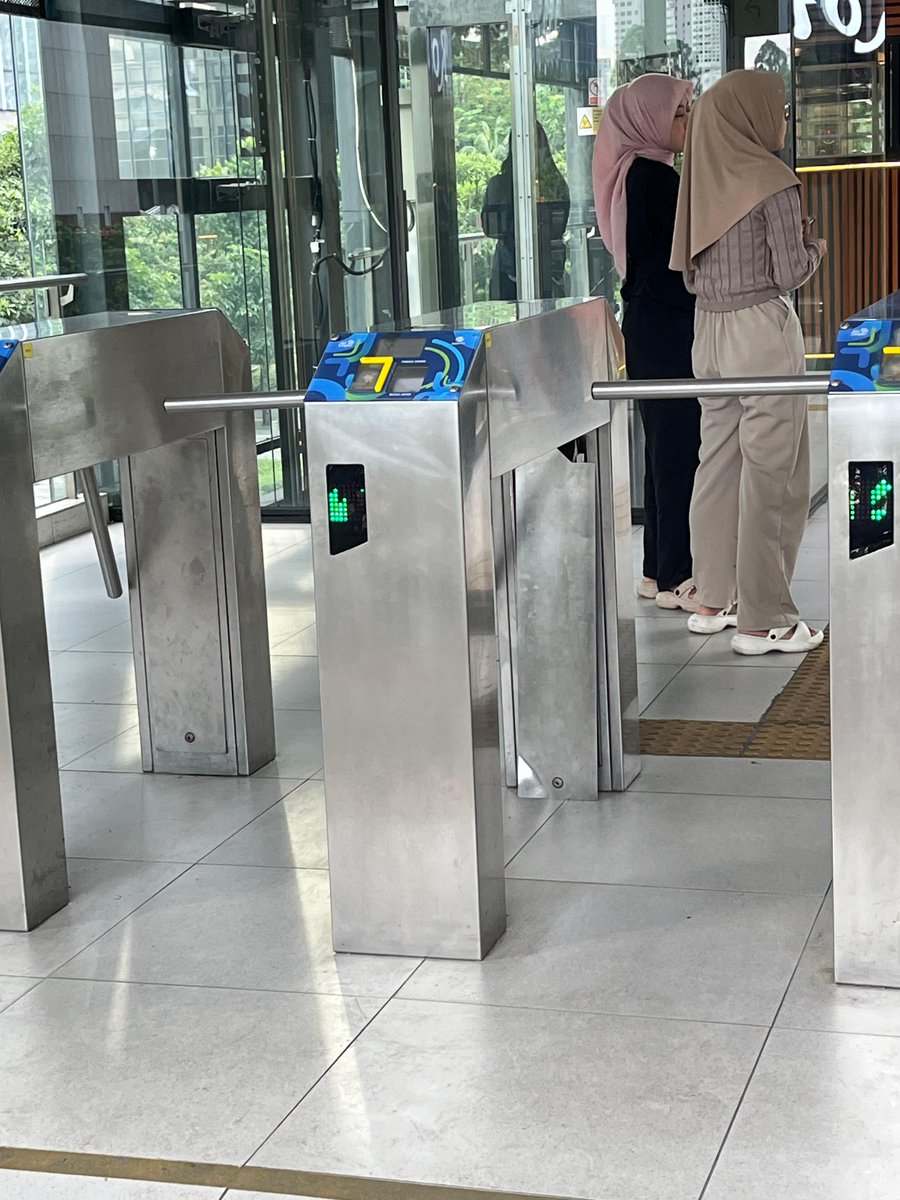 karirfess's tweet photo. Pernah ga sih? ketinggalan kartu emoney pas buru2 berangkat kerja.. bikin telat ya.

Sekarang ga perlu khawatir lagi, soalnya bisa naik KRL, MRT, LRT Jabodebek / Transjakarta GRATIS pakai QRIS Tap GoPay + dapet promo GoRide jg.

Tap di HP doang, efisien bgt dah. @gopayindonesia https://t.co/rV5y7Xr0Ib