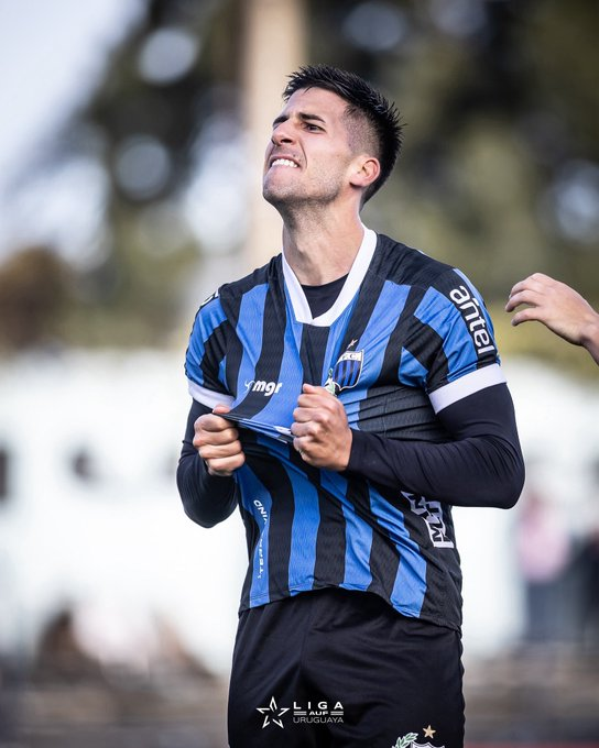 🗣 "A todos nos pareció roja la jugada de Maxi Gómez. Si el que se tiraba así era Martín Rea terminaba en roja y 3 partidos de suspensión 😂"

➡ Martín Rea en @elespectadoruy

📻 810 AM · 92.5 FM
▶️ youtube.com/watch?v=eM76vg…