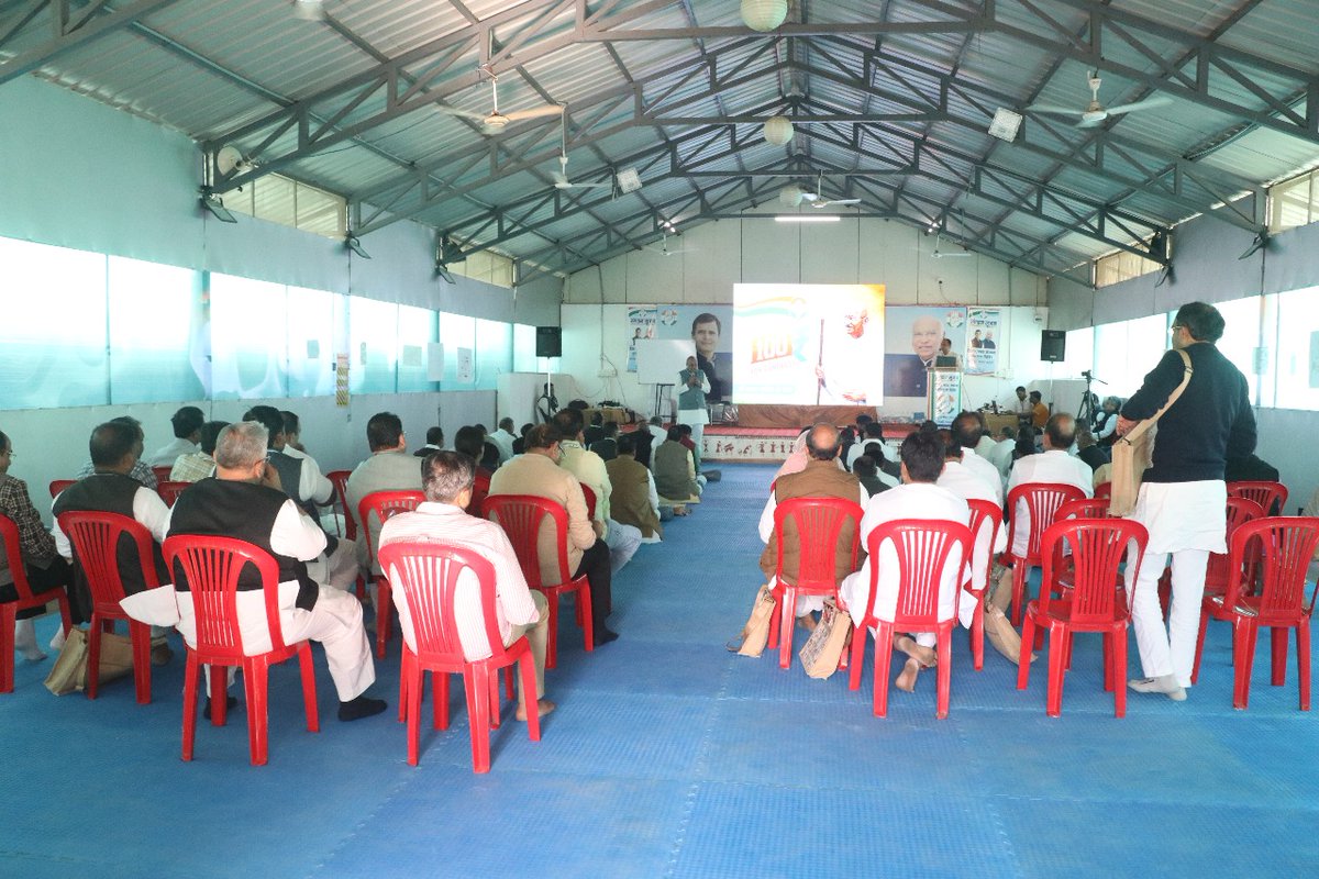 पचमढ़ी में जारी “संगठन सृजन प्रशिक्षण शिविर” के आठवें दिन पूर्व मुख्यमंत्री एवं राज्यसभा सदस्य श्री दिग्विजय सिंह जी ने प्रतिभागियों को “वर्तमान राजनीतिक चुनौतियाँ, सांप्रदायिक संगठन और कांग्रेस मिशन 2028” विषय पर संबोधित किया। वॉर रूम प्रभारी श्री शशिकांत सेंथिल जी ने पंचायत