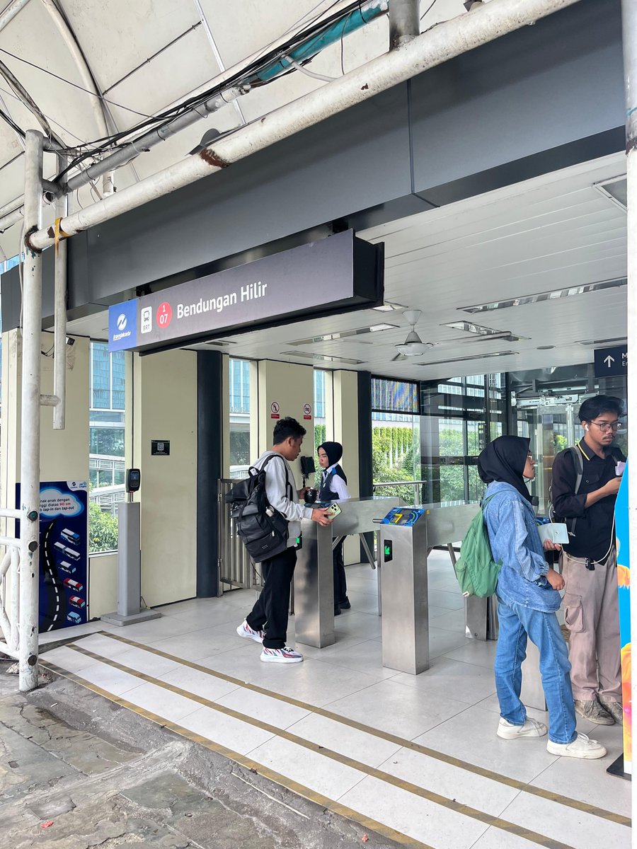 hrdfess's tweet photo. HR: ‘Datang on time ya’

Job Seeker: (ribet) lagi top up e-money di gate KRL😭

Ga lucu kan, telat interview gara2 itu doang.

Udah lah, mending pakai QRIS Tap GoPay aja.
Tinggal tap HP nya, GRATIS perjalanan + dapet promo GoRide

HR happy, tes kerja jadi lancar ~ @gopayindonesia https://t.co/LwvoeubKnn