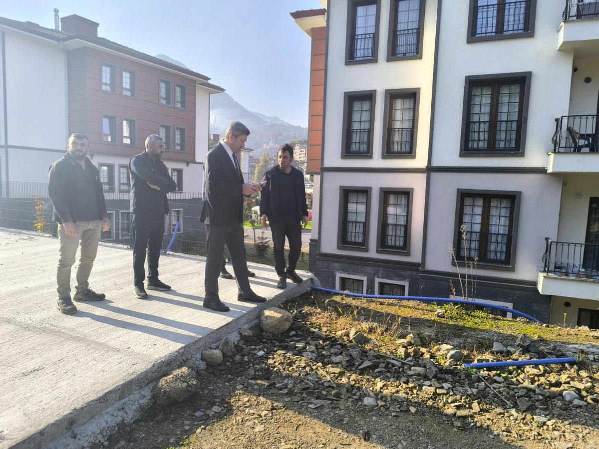 İlçemizde devam eden arazi çalışmalarını yerinde inceledik.
Ardından Güneysu Kaymakamımız ile beraber ilçemizde yeri açılan LİVA Pastanesinin açılışını gerçekleştirdik. Kendilerine bol ve bereketli kazançlar diliyorum.