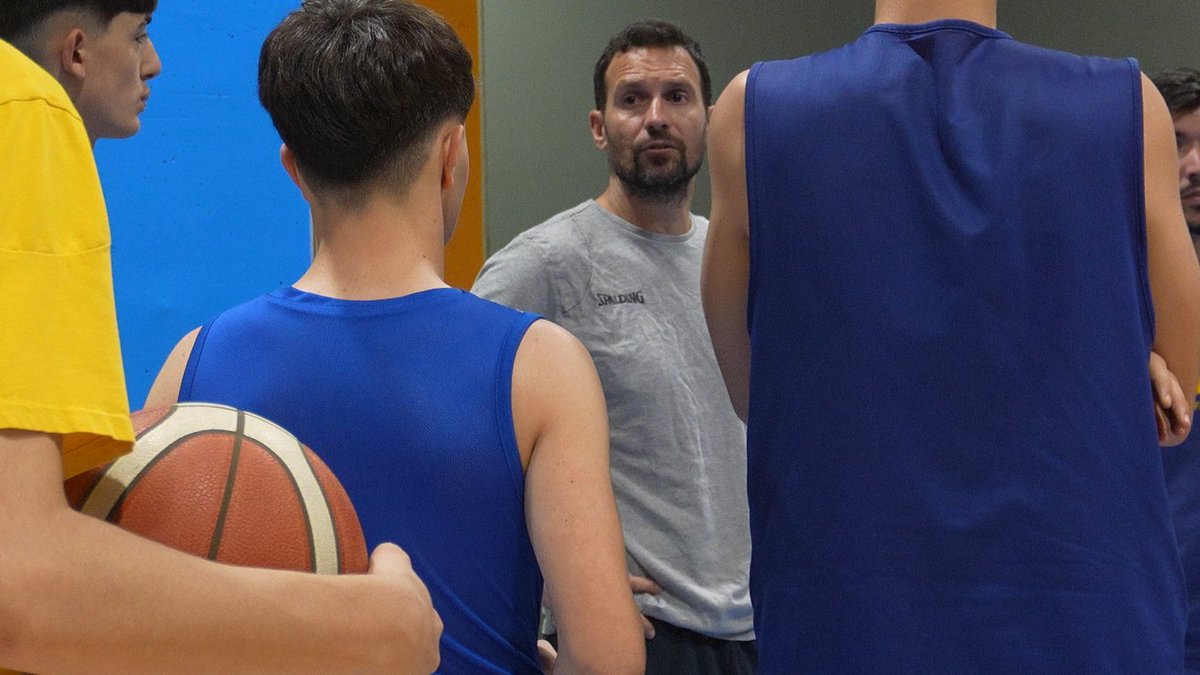 BaseCBGC's tweet photo. 📝 Ermis Papakonstantinou dirigirá al Gran Canaria de Liga U.

▪ El técnico retorna así a la institución amarilla para hacerse cargo del filial.

➡ https://t.co/G3vDiCNfNA https://t.co/4sO8hADs1t