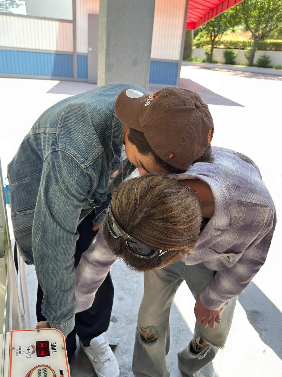 seonghyeonpics's tweet photo. life is better with true friends https://t.co/zs3v14S0Cs