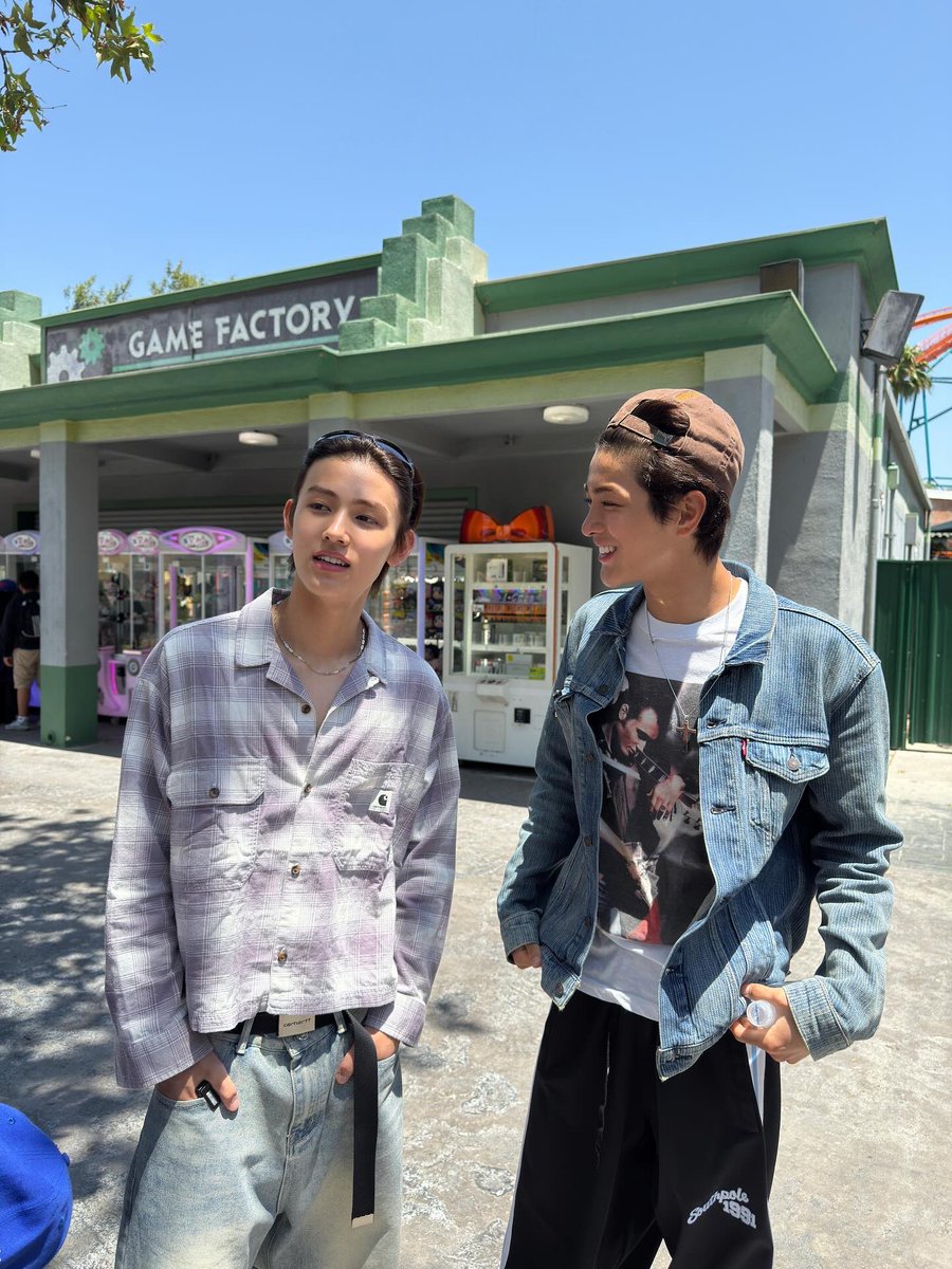 seonghyeonpics's tweet photo. life is better with true friends https://t.co/zs3v14S0Cs