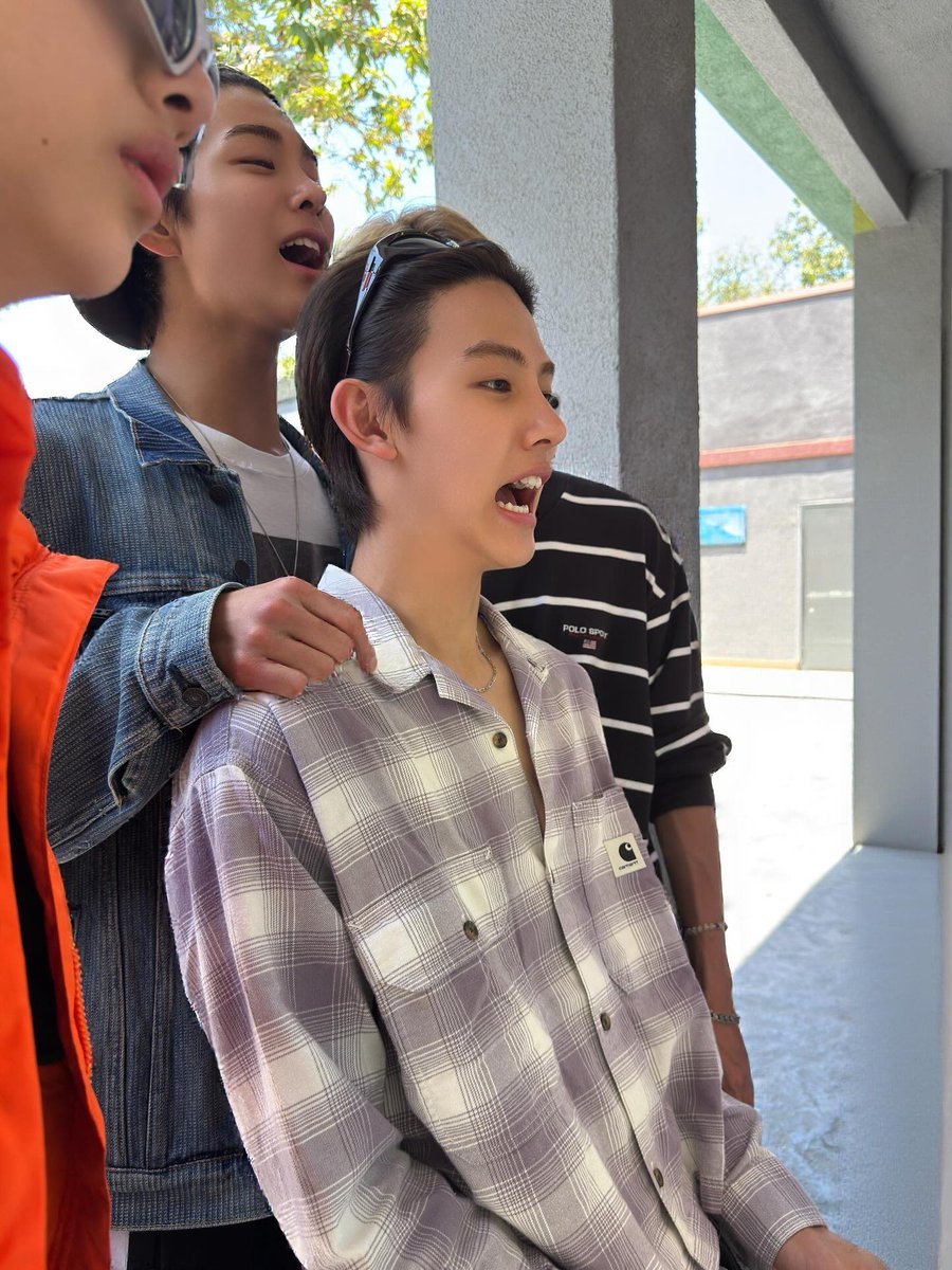 seonghyeonpics's tweet photo. life is better with true friends https://t.co/zs3v14S0Cs