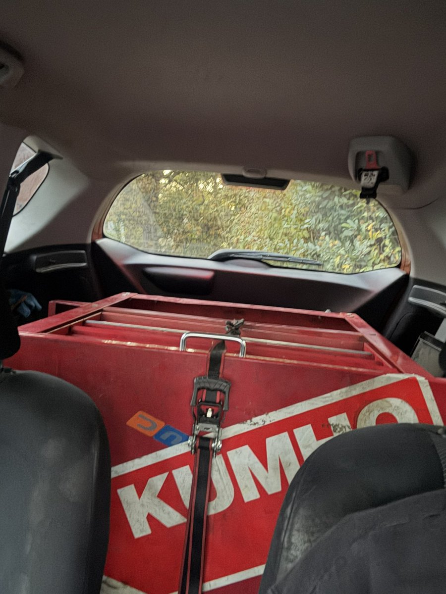 6loodyfuckface's tweet image. You can fit a tool box in a Honda Fit
