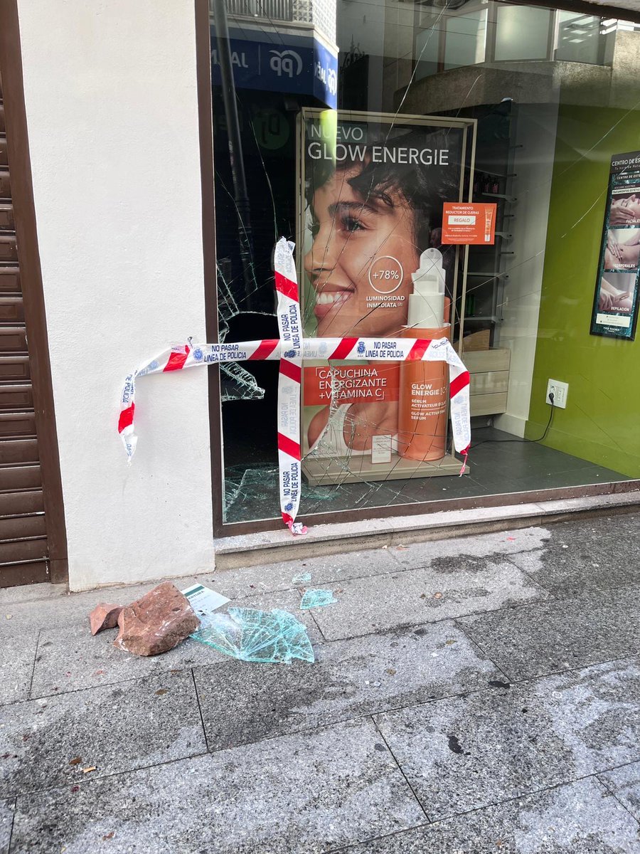 🚨 La Policía Local detiene al "ladrón de la arqueta" autor de varios robos con fuerza en comercios del centro de #Jaén 

Había provocado la indignación de los comerciantes. Utilizaba una arqueta o piedra, en su defecto,  para reventar los escaparates  

horajaen.com/2025/11/10/det…