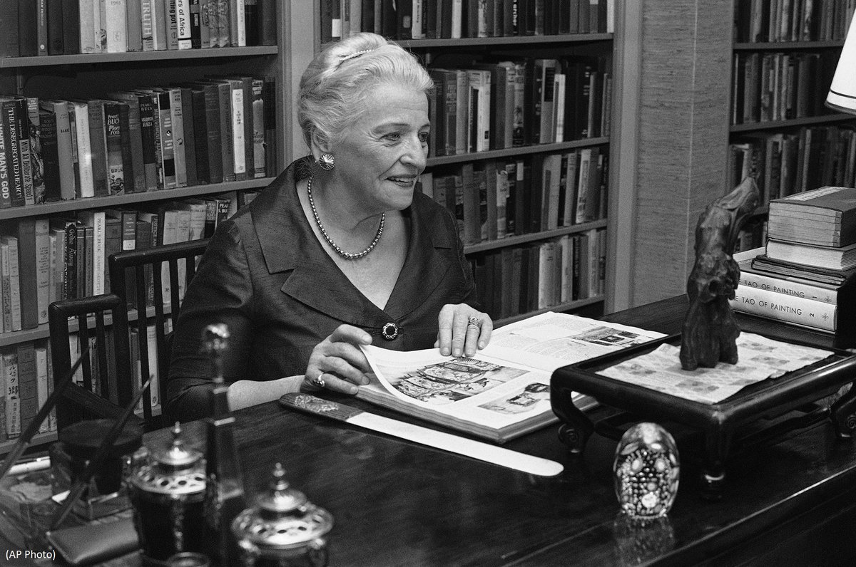 pensador's tweet image. “Muitas pessoas perdem as pequenas alegrias enquanto aguardam a grande felicidade.”  

— Pearl S. Buck