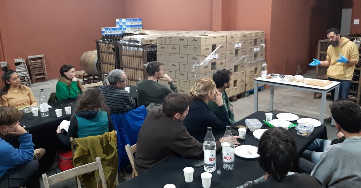 easolsones's tweet image. 😋🧀 La nova sessió del curs d’elaboració de formatges ha tingut lloc a la formatgeria la Gavarresa (#Artés). N’hem visitat les dependències i n’hem tastat els formatges, de pasta tova i enzimàtica, com no podia ser d’una altra manera. Una jornada deliciosa! 

#FormacióContínua