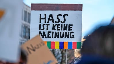 Die gleichen Menschen, die sagen "Hass ist keine Meinung", hassen praktisch alle Meinungen außer ihre eigene. 
Ich meine, sie hassen Russen, sie hassen Trump, sie hassen die AfD, sie hassen Klimaleugner und viele mehr. 🤦‍♂️