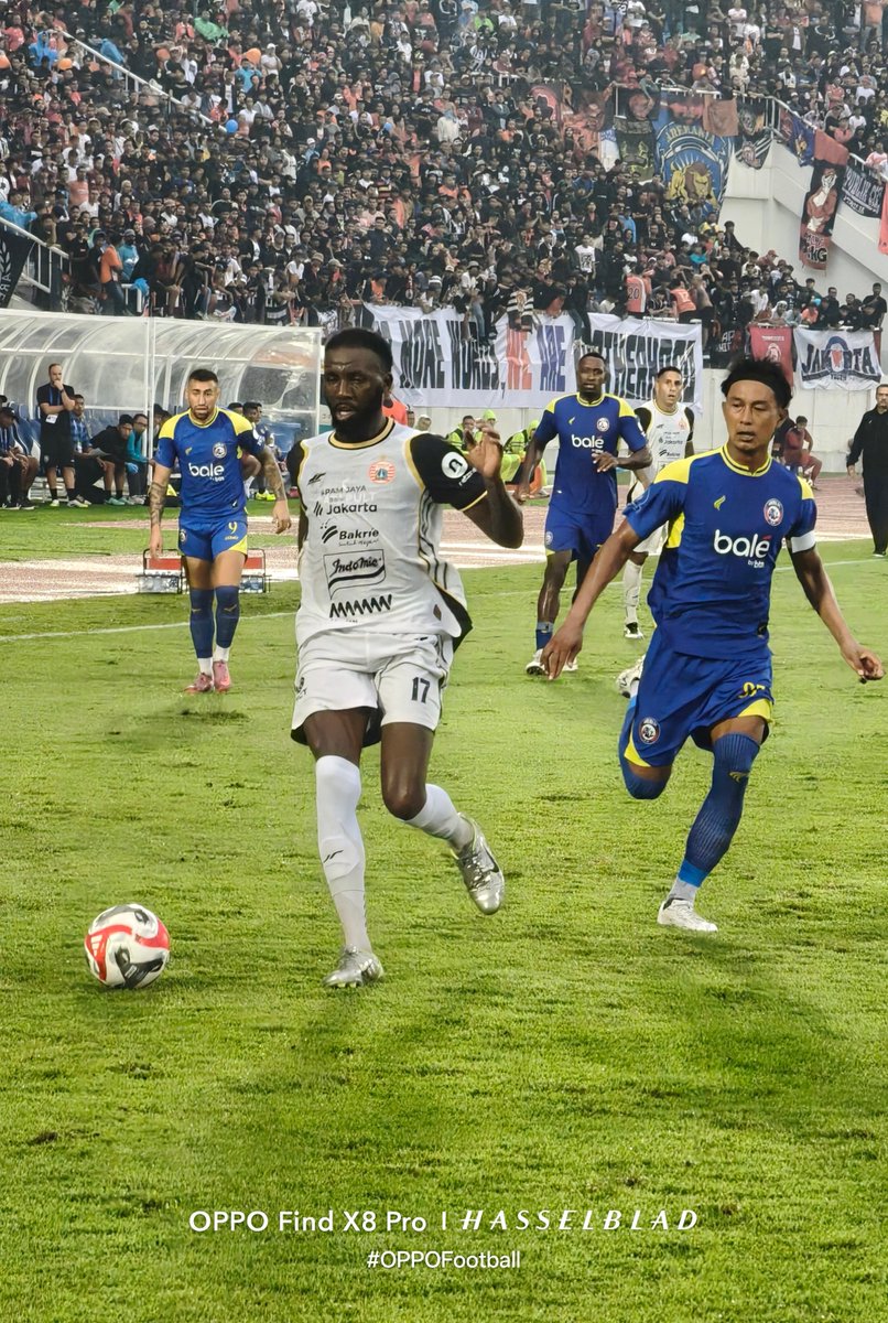 Ichki kiyimdagi qizlarning uy fotosessiyasi