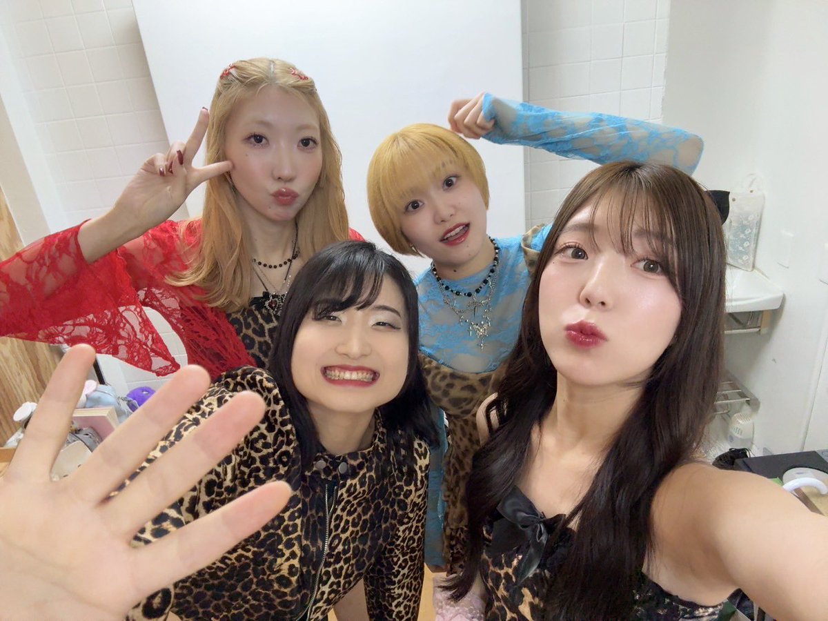 UNIDOL_NUA's tweet photo. そしてかわいいにゅあちゃんたち
🩵💚❤️🩷
　
女豹×メンカラ衣装つよつよでみんな似合ってた（めめぽぅの感想🥀）

こんかいライブはおやすみだったしゅーちゃんも応援に来てくれたよ💛

なかなか揃う機会が少なくなっちゃってるけどまた5人でライブ実現したいよ😭 https://t.co/ktmwdl3exo
