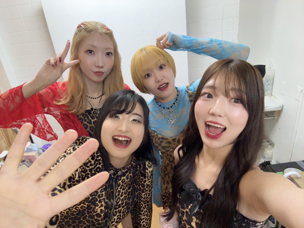 UNIDOL_NUA's tweet photo. そしてかわいいにゅあちゃんたち
🩵💚❤️🩷
　
女豹×メンカラ衣装つよつよでみんな似合ってた（めめぽぅの感想🥀）

こんかいライブはおやすみだったしゅーちゃんも応援に来てくれたよ💛

なかなか揃う機会が少なくなっちゃってるけどまた5人でライブ実現したいよ😭 https://t.co/ktmwdl3exo