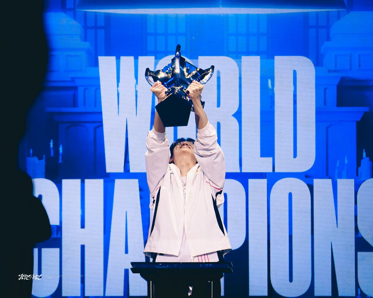 JELLYONEY's tweet image. 2023년에 그 트로피를 내려놓던 순간, 2년 뒤 다시 그 트로피를 들어 올릴 사람이 또 너일 거라고 너는 생각했을까? 나는 언제나 너가 자랑스러워.

#ONER #오너 #문현준