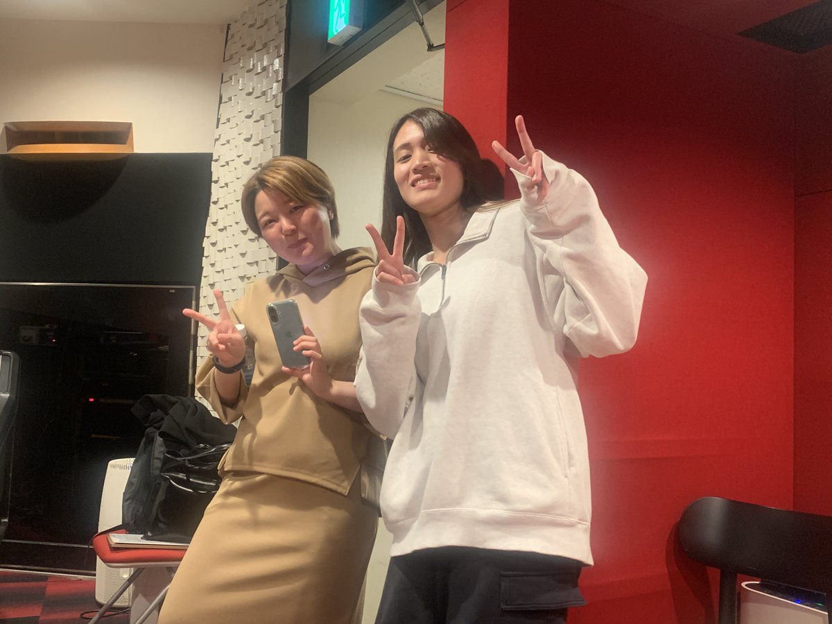 vessel_wow's tweet photo. 本日はメンバーでレコーディングでした！
赤い壁がおしゃれなスタジオ〜！

形になるのが待ち遠しい！
お楽しみに〜✨✨ https://t.co/qKHgkr5kAW