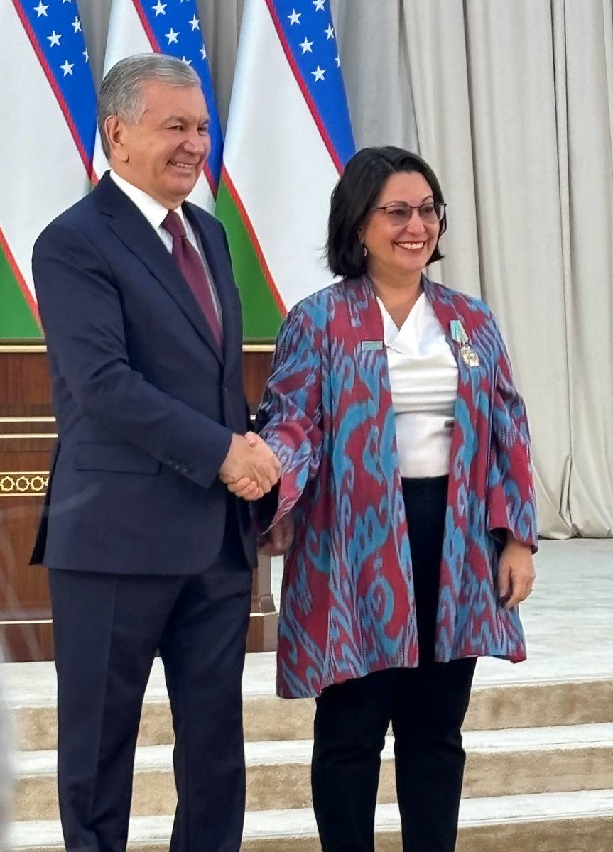 🇺🇳 <a href="/UNICEF_UZB/">UNICEF Uzbekistan</a> Representative <a href="/CastilloRe_M/">Regina M Castillo</a> receives the “Dustlik” Order from <a href="/President_uz/">Shavkat Mirziyoyev's Press-service</a> 🇺🇿, recognizing her dedicated work to strengthen the healthcare system and support national reforms to improve the quality of medical services #ForEveryChild