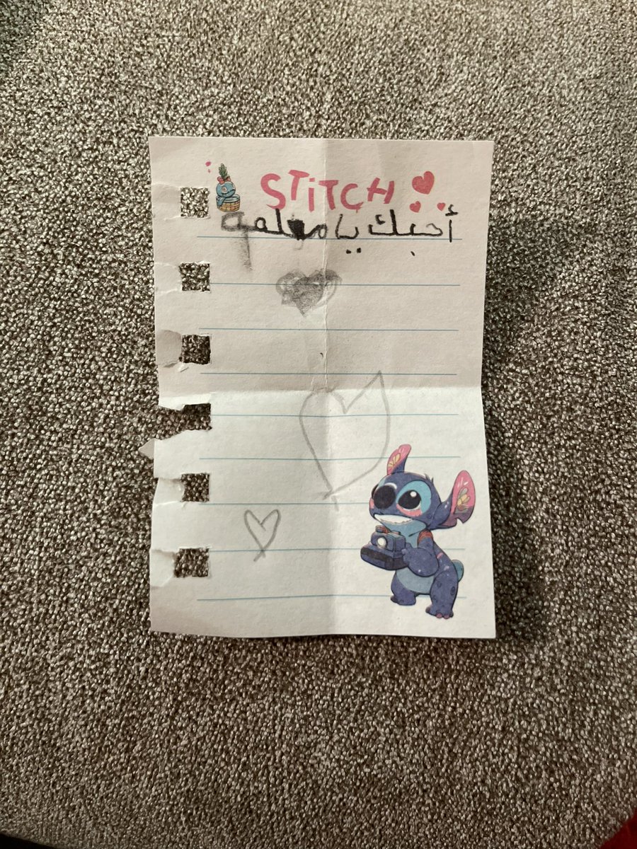 أحب رسائلهم لأني أدري إنهم يتعبون في كتابتها لصغر سنهم، جاتني الأولى تسألني كيف أكتب الياء؟ ما دريت بتكتبها لي🥲💞