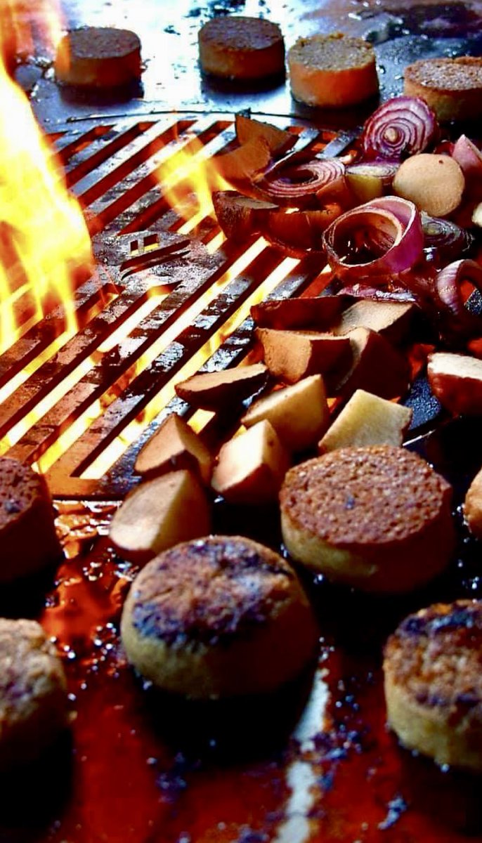 Let it snow!❄️ 
#MondayMood #FirstSnowFall #WinterGrilling #CraftSausages #Goetta #ItsNeverTooColdToGrill