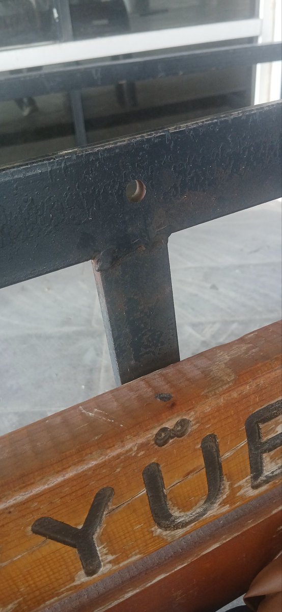 Çocukken böyle paslı demirleri bile  yalardık.
Şimdi bizim çocukların saçma sapan alerjileri var