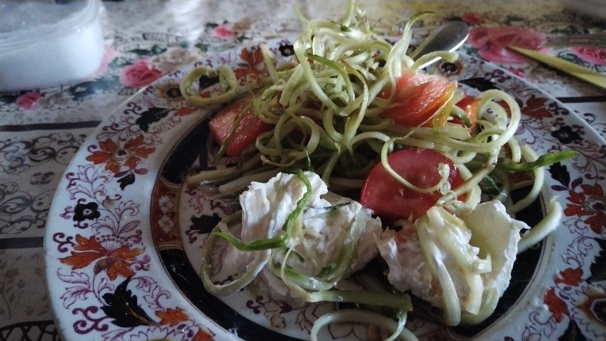 CrackFriday's tweet image. Puntarelle fresche con pomodori veri e saporiti, burrata di bufala, olio prodotto da un amico di Blera...
Mancano le acciughe vero ma vi assicuro che è super 💖
#buonappetito
