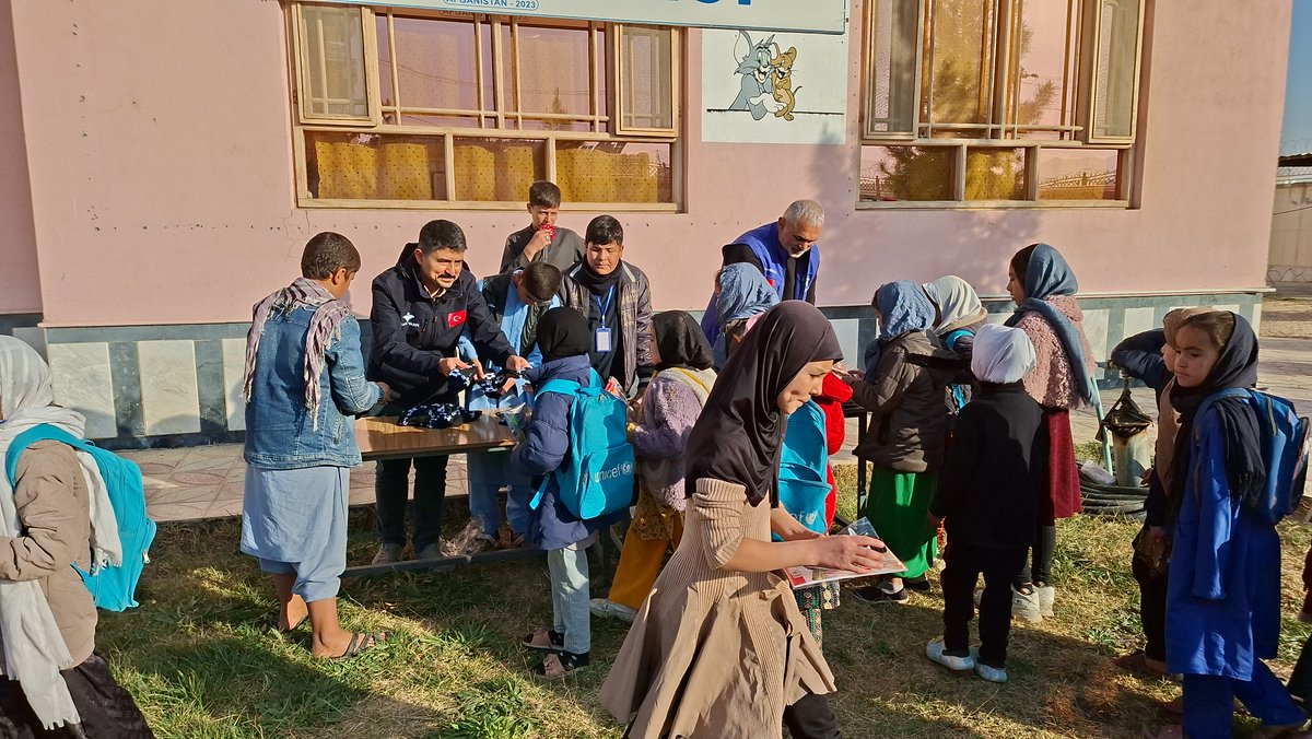 🌱 Yetimin Yüzü Seninle Gülsün 

Afganistan’da faaliyet gösteren İMH Ankara Yetimhanemizde  yetim çocuklarımıza kırtasiye ve kışlık kıyafet dağıtımlarımızı gerçekleştirdik.🕊️

🌐insanvakfi.org.tr 
📞 0212 534 41 61 
📩 insanvakfi@insanvakfi.org.tr