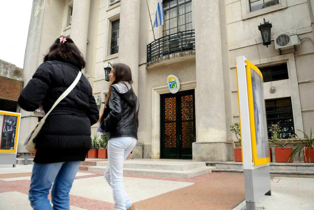 Todo el tiempo escucho: Canelones te escucha, pero cuando los vecinos hablan… parece que el volumen está en silencio. Los problemas siguen ahí y las respuestas no llegan! 
A la intendencia de Canelones le decimos , escuchar no es solo oír: es actuar. 
Pero la intendencia debe
