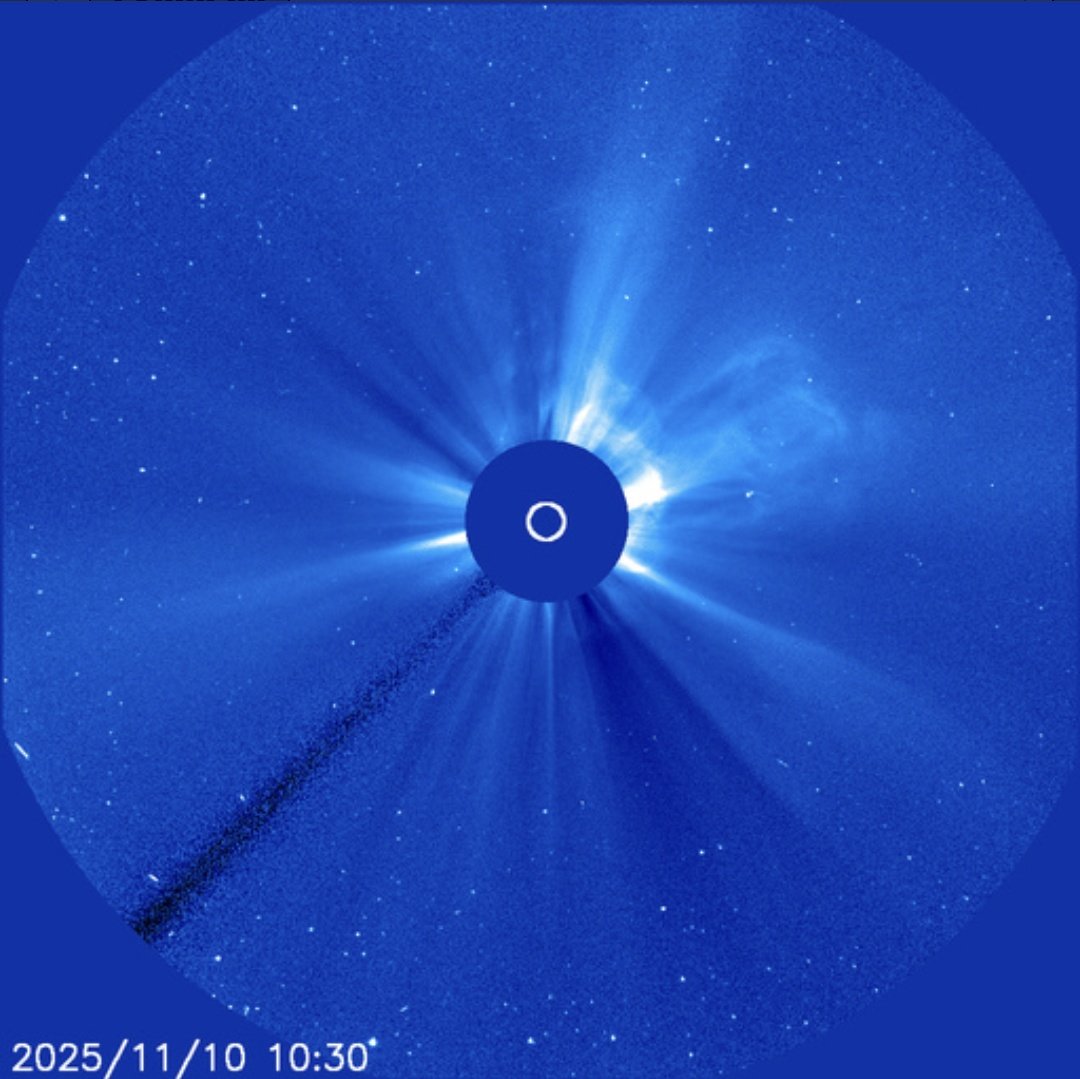 先ほどのXフレアによる高速CMEは美しいハロー、つまりまっすぐ地球向きに放たれました。必ず本体が地球直撃します。昨日のXフレアのCMEよりも一段危ないCMEです。明日以降、CMEインパクトが連続し、日本からオーロラが観測できるほどの磁気嵐が発生してしまう恐れが高まってきました #オーロラシチズン