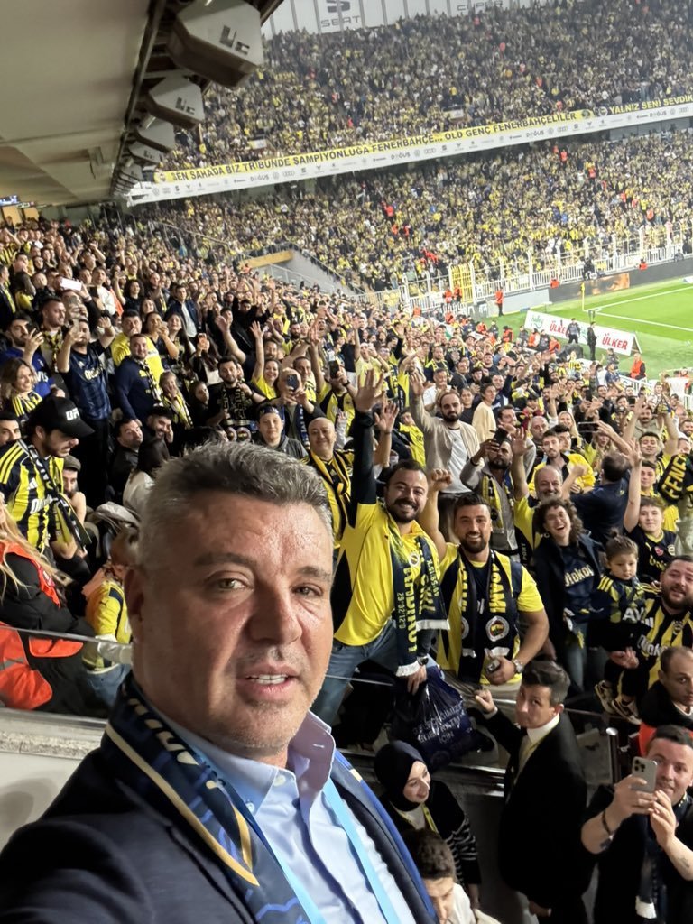 Taraftarla kavga eden başkandan taraftarla selfie çeken başkana. 💛💙