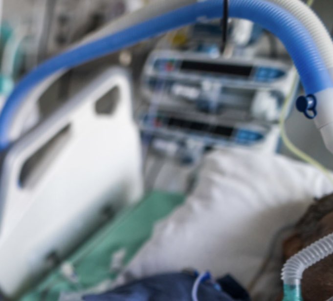 والدتي منومه بالمستشفى بالعنايه بتبوك اطلب من الجميع الدعاء لها الله لايريكم مكروه .