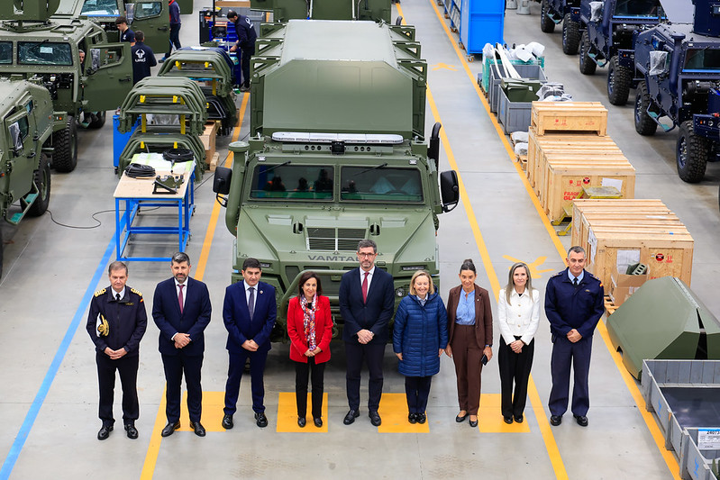 Robles ha visitado las instalaciones de URO Vehículos Especiales S.A (UROVESA) y su nueva zona de expansión en Valga (Pontevedra). 
🚛La empresa suministra a las Fuerzas Armadas el Vehículo de Alta Movilidad Táctica (VAMTAC), modelo todoterreno configurable.