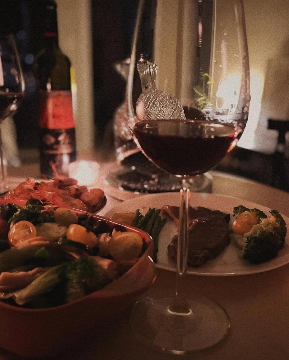 obnlpsrf's tweet image. 素晴らしい赤ワインで夜を楽しむ