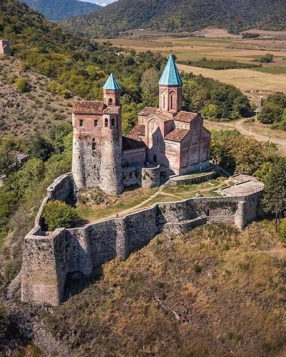 Gremi Castle, located in the Kakheti region of Georgia 🇬🇪 in the Caucasus, a historical architectural complex that served as the royal citadel of the Kingdom of Kakheti in the 16th century. It is perched on a hill overlooking the Alazani River, offering strategic views of the