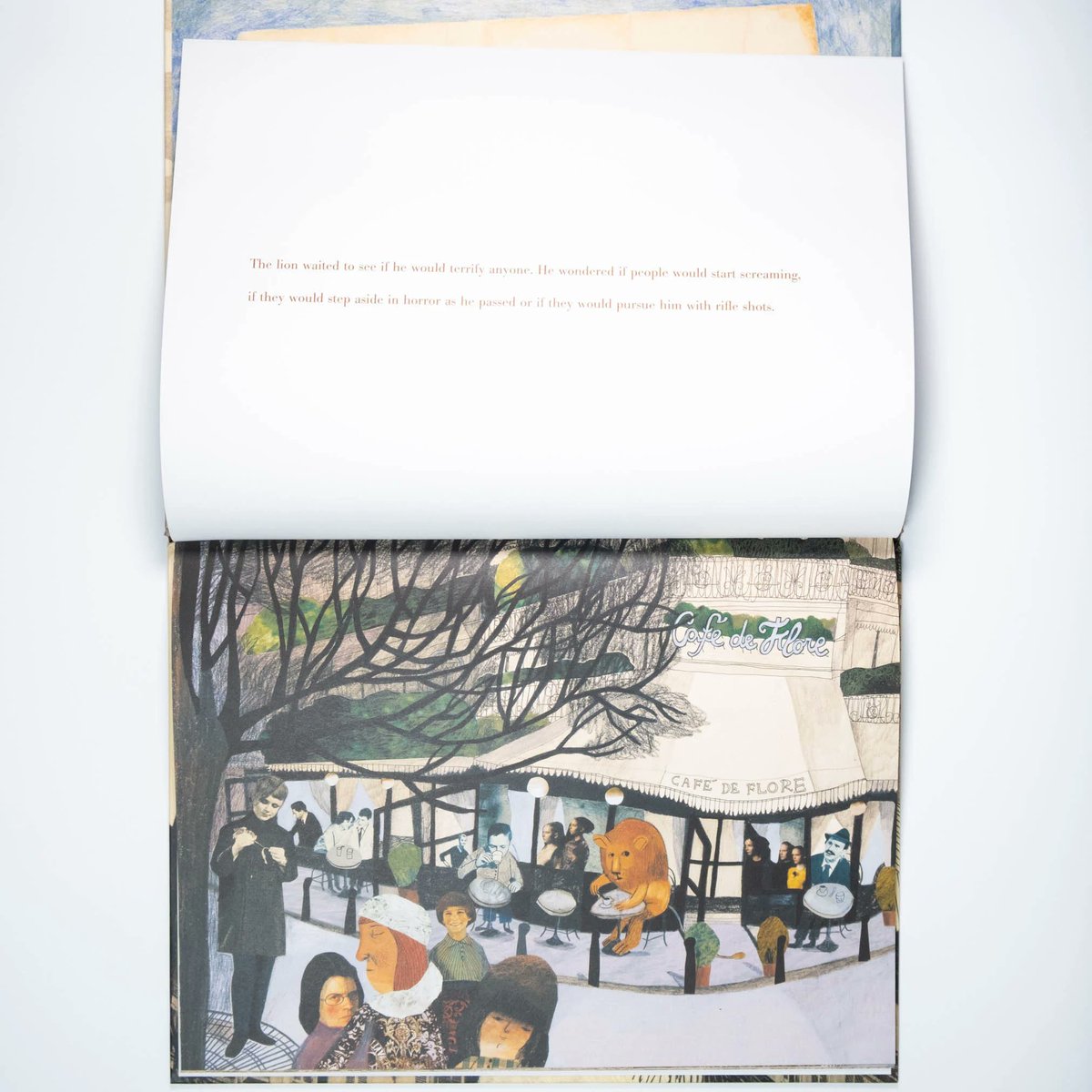 iskusstvo_shop's tweet image. おおきなライオンがパリにやってきた…が、だれも気にもとめません。地下鉄に乗り、カフェに座り、エッフェル塔を登るライオン。この大都市でライオンは自分らしさを見つけられるのでしょうか。