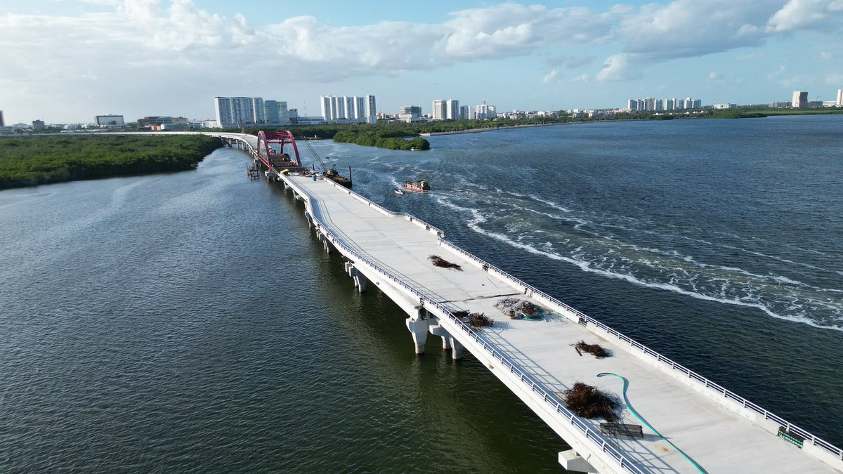 MaraLezama's tweet photo. 🚧 ¡El #PuenteNichupté alcanza el 90% de avance! 🌉

Con el invalubale apoyo de nuestra Presidenta, @Claudiashein, la obra más importante de movilidad en #Cancún avanza a paso firme:

📍 Avances destacados:
✅ Entronque Colosio: 97.2%
✅ Zona Terrestre: 98.1%
✅ Zona Top Down: 98%
✅ Puente Arco Metálico: 94.4%
✅ Zona Lagunar: 88.3%
✅ Entronque Kukulcán: 72.6%

Con un avance global superior al 90%, se han construido cientos de pilas de cimentación, columnas y claros de calzada que dan vida a esta gran obra, la cual mejorará la movilidad y reforzará la seguridad ante emergencias y fenómenos naturales.

🚦 Invitamos a todas y todos a tomar precauciones, atender la señalización y agradecer su paciencia y comprensión.

Como parte de las obras de conexión del Puente Vehicular Nichupté con el Blvd. Kukulcán, recordamos a la ciudadanía que, a partir del domingo 9 de noviembre de 2025, se realizó el cierre total del cuerpo con dirección Cancún–Aeropuerto, del km 12+500 al km 13+500, para llevar a cabo los trabajos de conexión.

Seguimos transformando la conectividad para brindar una alternativa segura y eficiente, que mejore la calidad de vida de las y los trabajadores de la zona turística, así como de los millones de visitantes que cada año llegan a nuestro destino.

#LaTransformaciónAvanza para un Cancún más conectado y seguro.

@SICTmx