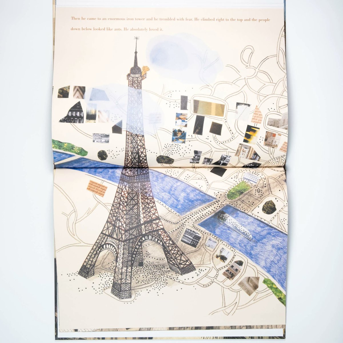 iskusstvo_shop's tweet image. おおきなライオンがパリにやってきた…が、だれも気にもとめません。地下鉄に乗り、カフェに座り、エッフェル塔を登るライオン。この大都市でライオンは自分らしさを見つけられるのでしょうか。