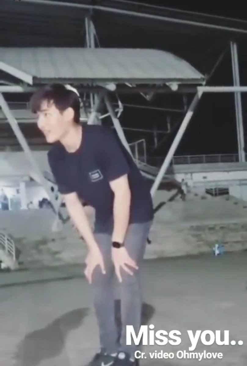 hamaocha's tweet photo. Gw seumur2 ngbrol ama bias g pernah di giniin.. cmn sama p'ohm.. dia mau ngebungkuk biar mata sejajar, pas gw ngmong, dia ngebungkuk pas ambil selfie, dia ngebungkun pas pelukan, se gentlemen itu. 😭 https://t.co/98FFw76aan