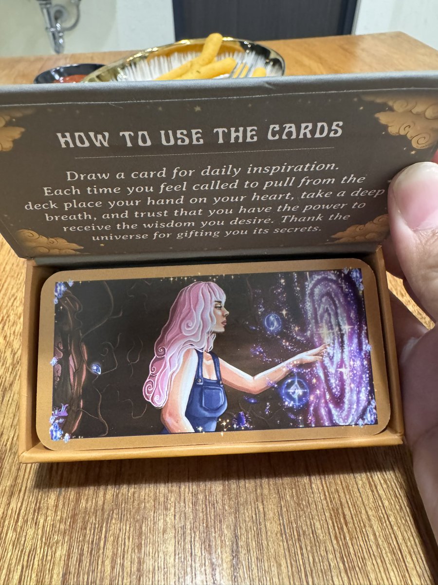 ✨ FREE READING SESSION ✨

Let’s connect with this pile’s energy!
Q: What is the universe trying to tell you today? (The explanation already in the card)

RT &amp; like so your friends can join too!
Follow if you vibe with my readings 🤍