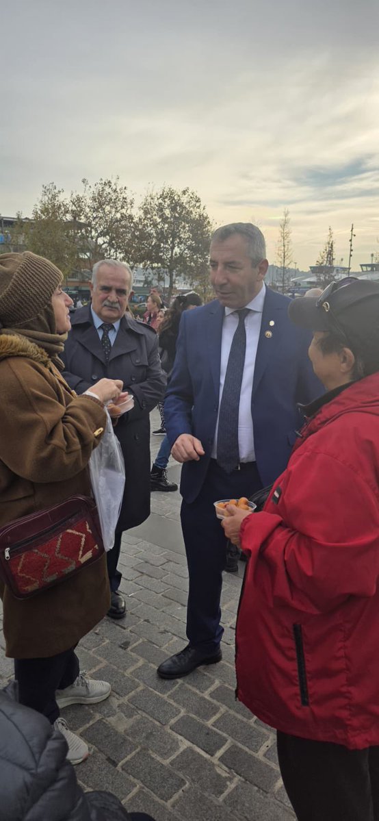 Cumhuriyetçi Milletin Partisi olarak bugün, Beşiktaş Meydanı’nda Ulu Önder Gazi Mustafa Kemal Atatürk ve silah arkadaşlarını rahmet, saygı ve minnetle andık.

Düzenlediğimiz lokma dağıtımı ve anma programımıza gösterilen yoğun ilgi, milletimizin Atatürk’e olan sarsılmaz